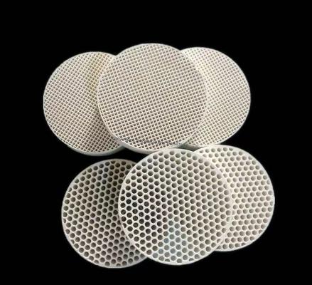 Çukur yoğunluğu % 99 Al2O3 Alumina Keramik Özel cilalama ile Endüstriyel Seramik Alümina Plağı